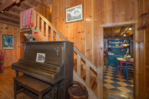 Ward Creek Retreat - Cozy Old Tahoe Cabin w Short Drive to Ski Resorts Pet Friendly Cabin in Tahoe City