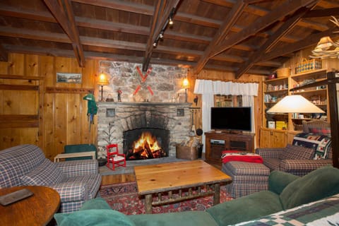 Ward Creek Retreat - Cozy Old Tahoe Cabin w Short Drive to Ski Resorts Pet Friendly Cabin in Tahoe City