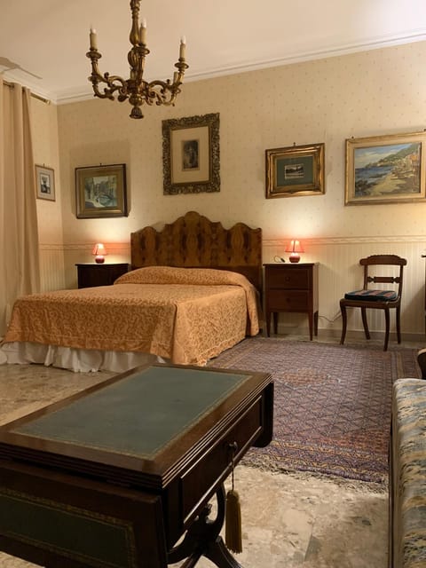 Bed, Photo of the whole room, Seating area, Bedroom