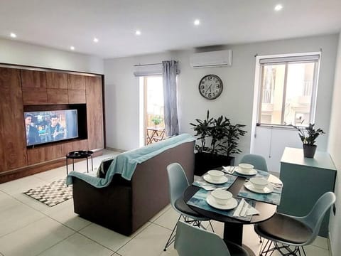 TV and multimedia, Coffee/tea facilities, Kitchen or kitchenette, Living room, Seating area, Dining area