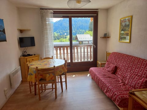 Communal lounge/ TV room, Natural landscape, TV and multimedia, Living room, Seating area, Dining area, Evening entertainment, Mountain view