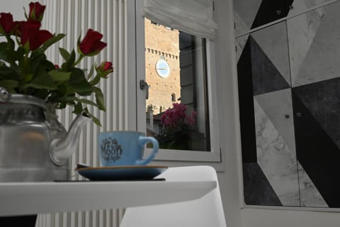 Coffee/tea facilities, Dining area, City view