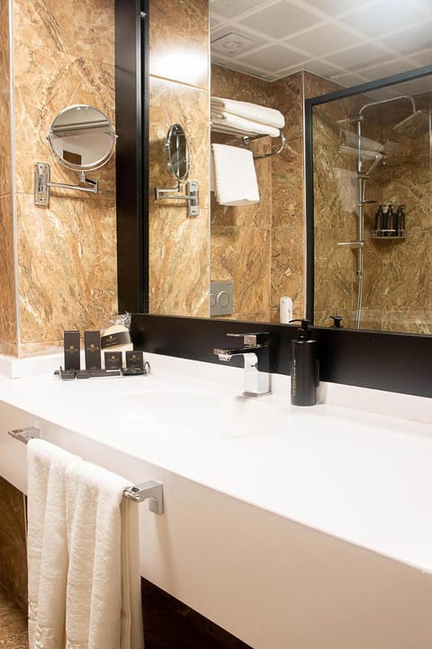 Shower, Bathroom, towels