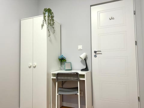 hair dresser, wardrobe