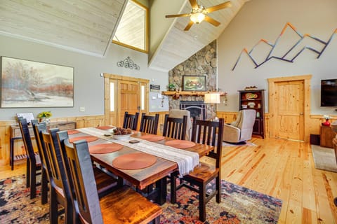 Ellijay Cabin with Hot Tub and Mountain Views Cabin in East Ellijay
