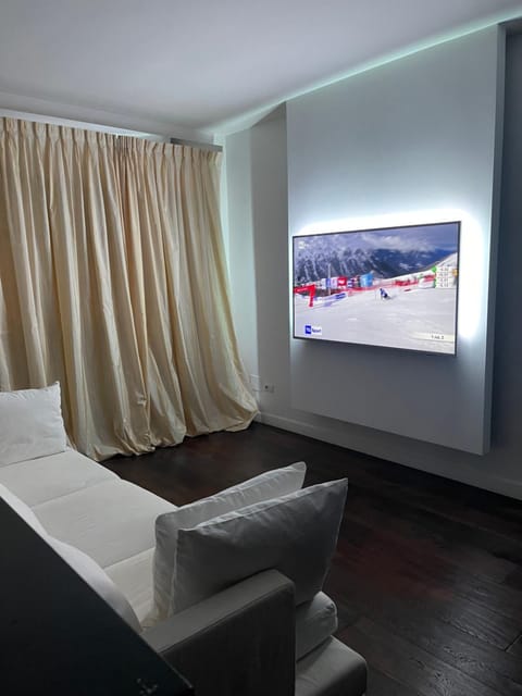 Communal lounge/ TV room, TV and multimedia, Evening entertainment