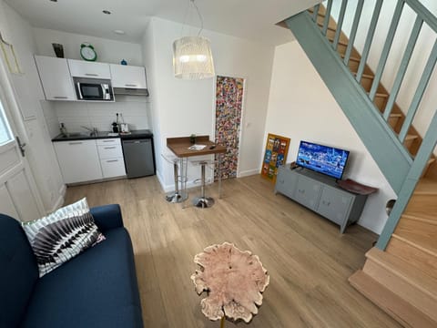 TV and multimedia, Kitchen or kitchenette, Living room, Seating area, stove