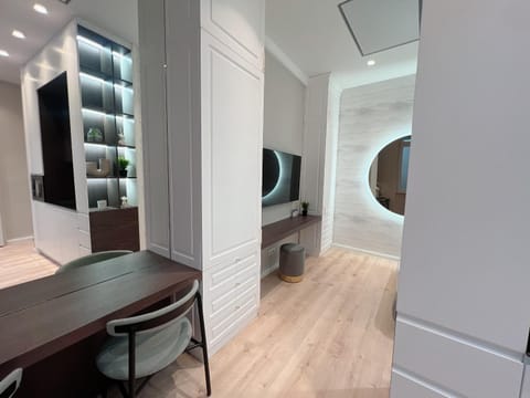 TV and multimedia, Seating area, Bedroom