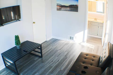 Newly Renovated 2-Bed near Downtown-North Shore House in Pittsburgh