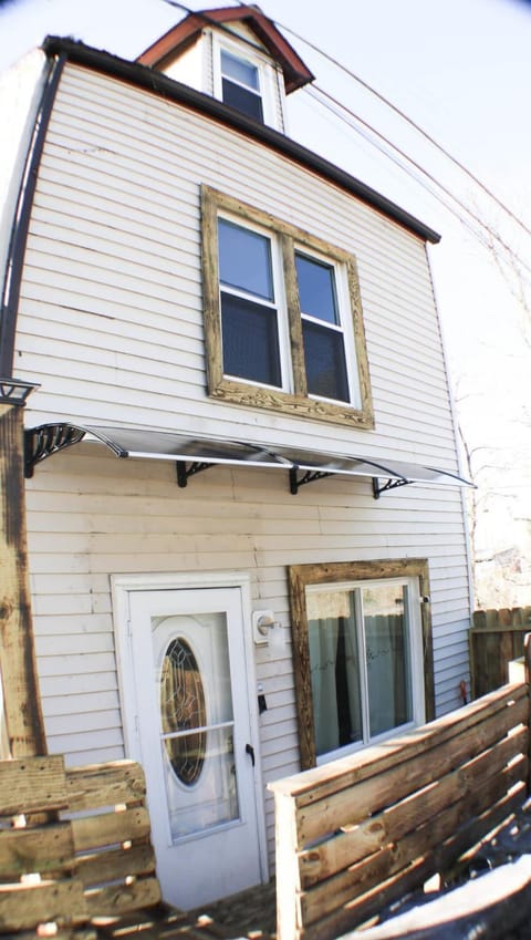 Newly Renovated 2-Bed near Downtown-North Shore House in Pittsburgh