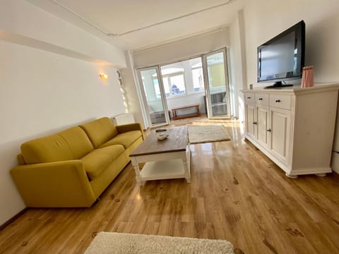 Communal lounge/ TV room, TV and multimedia, Living room, Seating area, Evening entertainment