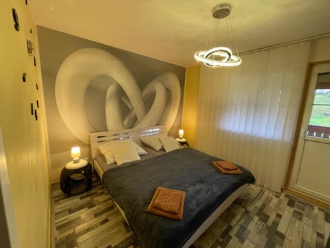 Bed, Bedroom, towels