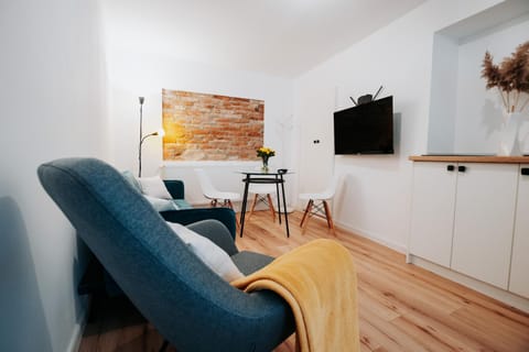 Communal lounge/ TV room, TV and multimedia, Living room, Seating area, Evening entertainment