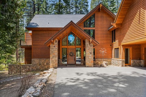 Spectacular low elevation home at its finest! House in Incline Village