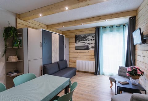 TV and multimedia, Kitchen or kitchenette, Living room, Seating area, Dining area