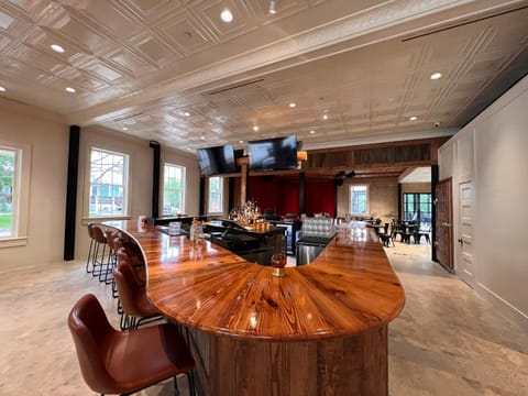 Restaurant/places to eat, Lounge or bar