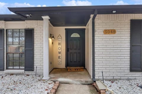 Property building, Facade/entrance, Day