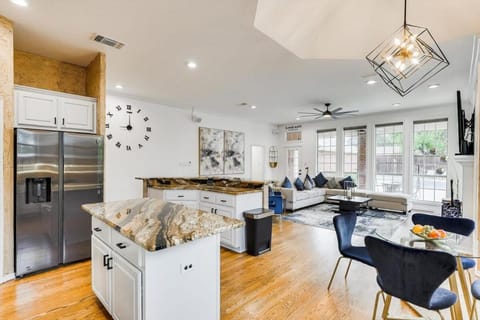 Kitchen or kitchenette, Living room, Seating area, Dining area, oven, stove