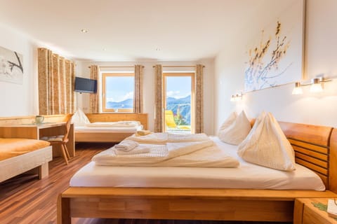 Bed, TV and multimedia, Bedroom
