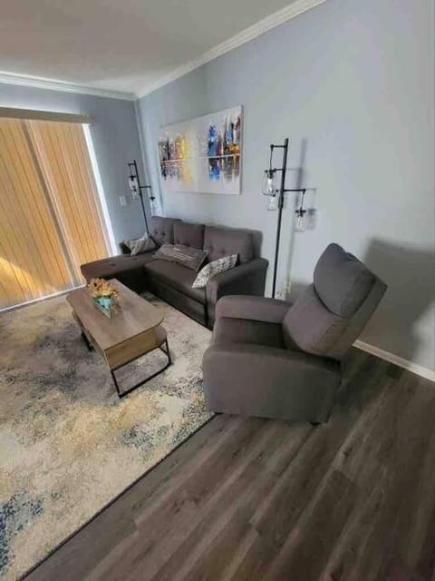 2022 Renovated 2-bdrm cozy, lovely condo w/parking! Apartment in Hilton Head Island