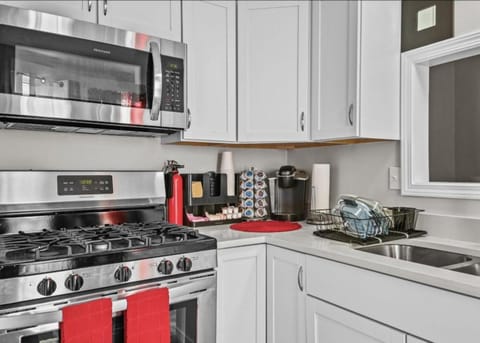 Kitchen or kitchenette, pet friendly, stove