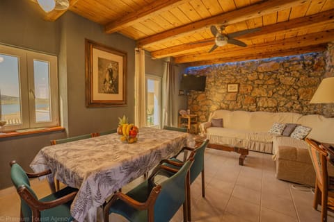 Living room, Seating area, Dining area, fireplace