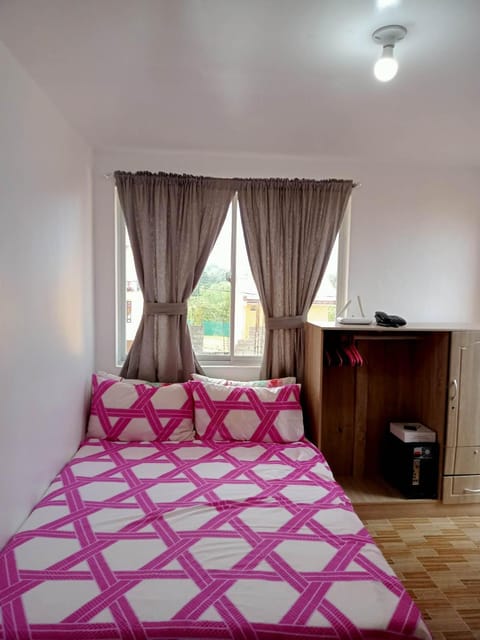Bed, TV and multimedia, Bedroom