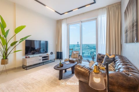 TV and multimedia, View (from property/room), Living room, City view, Landmark view
