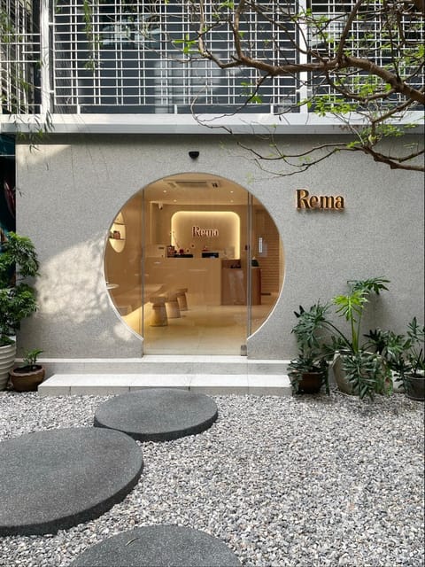 Property building, Facade/entrance, Day