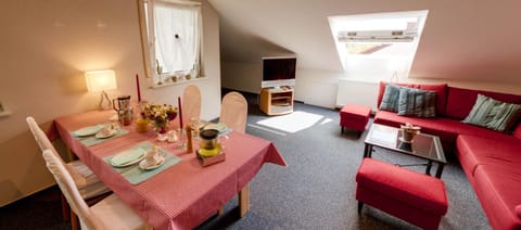 TV and multimedia, Living room, Seating area, Dining area