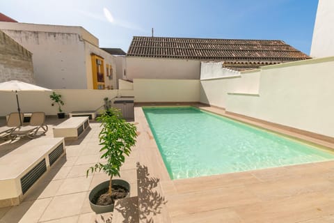 Property building, Patio, Day, Pool view, Swimming pool, Swimming pool, sunbed