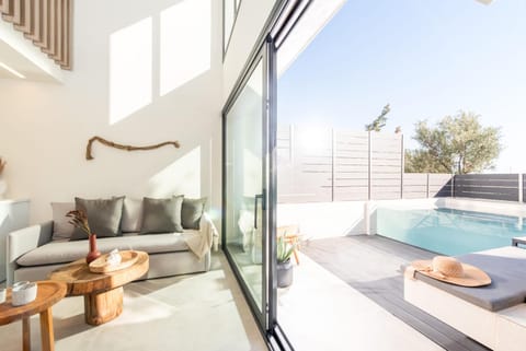 Balcony/Terrace, Balcony/Terrace, Seating area, Swimming pool