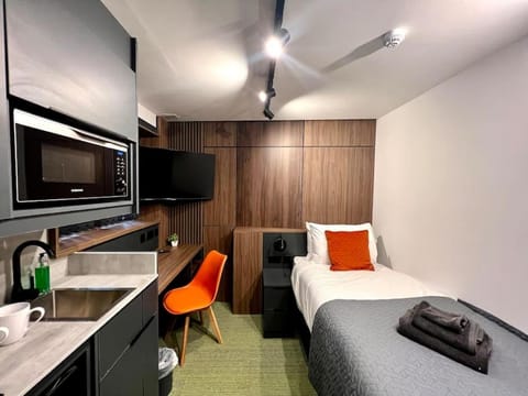 Communal lounge/ TV room, Bed, TV and multimedia, Kitchen or kitchenette, Living room, Photo of the whole room, Seating area, Bedroom, hair dresser, oven, wardrobe