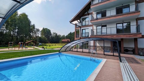 Day, Swimming pool