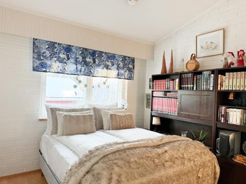 Bed, Library, Photo of the whole room, Bedroom