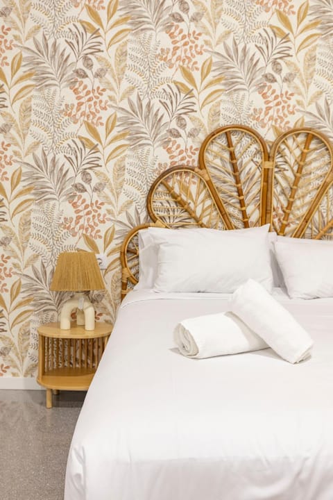 Bed, Bedroom, towels