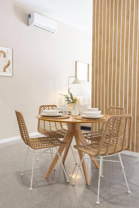 Seating area, Dining area, air conditioner