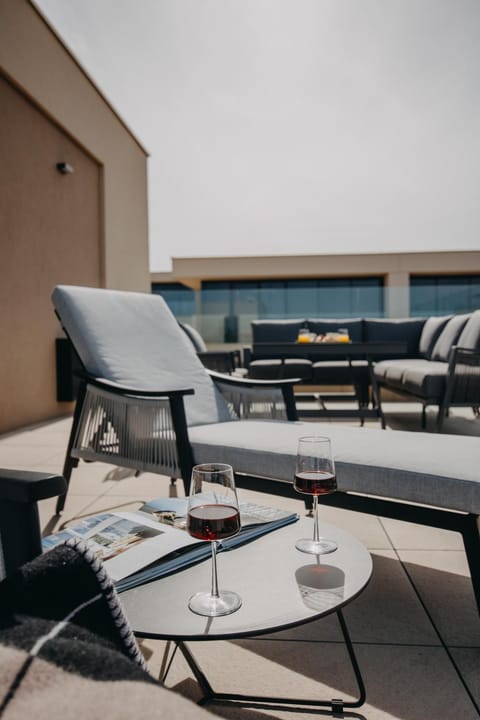 Day, Balcony/Terrace, Living room, Seating area