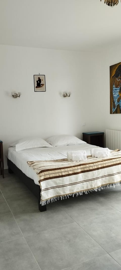 Property building, Patio, Patio, Bed, Garden, Photo of the whole room, Bedroom, Garden view, Parking