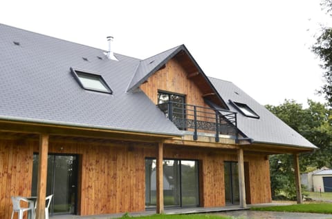 Property building, Patio, Patio, Children play ground, Garden, Balcony/Terrace, Beach, Hiking, Hiking, Cycling, Parking, wedding