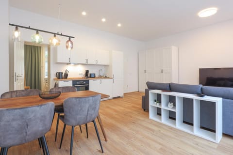 Kitchen or kitchenette, Living room, Seating area, Dining area
