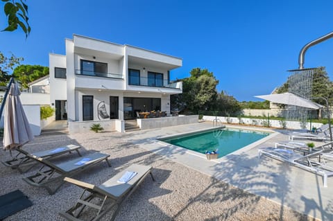 Property building, Patio, Day, Swimming pool, sunbed