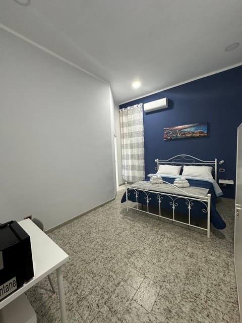 Bed, TV and multimedia, Photo of the whole room, Bedroom, hair dresser