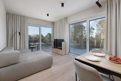 TV and multimedia, Living room, Food and drinks, Seating area