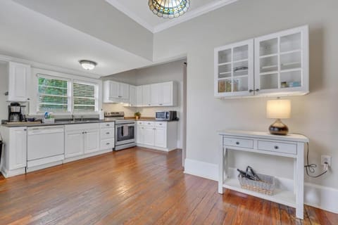 Historic Southern Home - close to downtown and GSU House in Statesboro