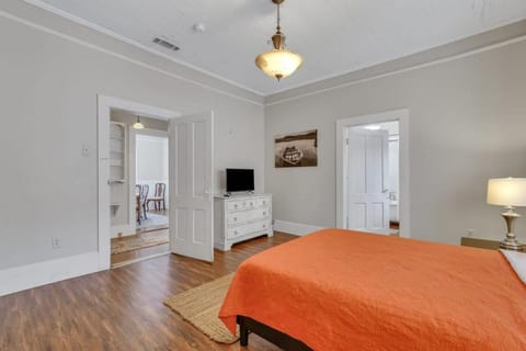 Historic Southern Home - close to downtown and GSU House in Statesboro