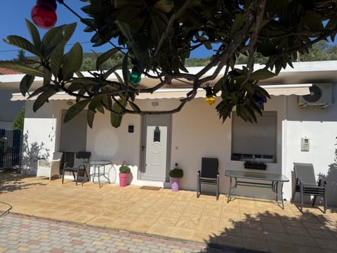 Property building, Facade/entrance, Day, Seating area, Dining area, acessibility