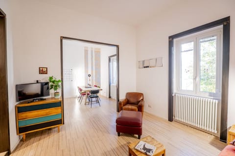TV and multimedia, Living room, Seating area, internet, air conditioner