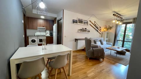 Kitchen or kitchenette, Living room, Dining area, minibar, pet friendly, stove, washing machine