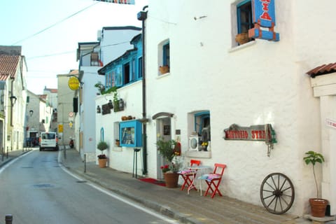 Restaurant/places to eat, Neighbourhood
